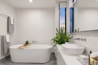 Lavamanos de baño con silicona negra y mohosa